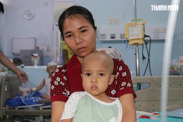 Người mẹ Ê Đê còn 300.000 đồng cứu con ung thư, bạn đọc Thanh Niên giúp đỡ Người mẹ Ê Đê còn 300.000 đồng cứu con ung thư, bạn đọc Thanh Niên giúp đỡ