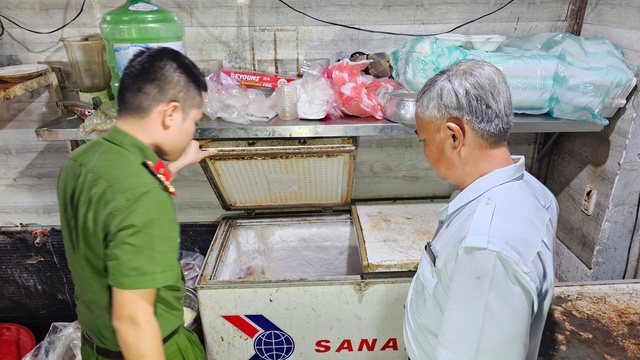 Dãy quán nhậu sông Hàn tái hoạt động, tiếp tục 'tra tấn' khu dân cư- Ảnh 4. Dãy quán nhậu sông Hàn tái hoạt động, tiếp tục 'tra tấn' khu dân cư- Ảnh 4.
