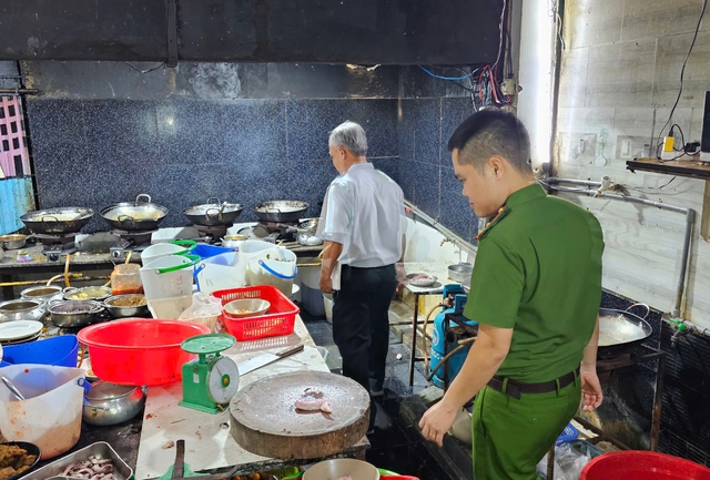 Dãy quán nhậu sông Hàn tái hoạt động, tiếp tục 'tra tấn' khu dân cư- Ảnh 2. Dãy quán nhậu sông Hàn tái hoạt động, tiếp tục 'tra tấn' khu dân cư- Ảnh 2.
