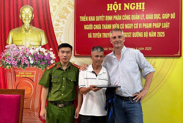Giúp du khách Mỹ tìm dây chuyền vàng đính hôn giá 4.000 USD khi đi massage- Ảnh 2. Giúp du khách Mỹ tìm dây chuyền vàng đính hôn giá 4.000 USD khi đi massage- Ảnh 2.