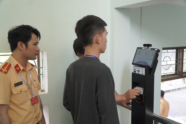 CSGT Quảng Bình sát hạch lái xe: Đo nồng độ cồn và quét căn cước thí sinh - Ảnh 4. CSGT Quảng Bình sát hạch lái xe: Đo nồng độ cồn và quét căn cước thí sinh - Ảnh 4.