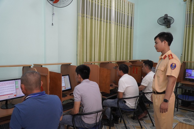 CSGT Quảng Bình sát hạch lái xe: Đo nồng độ cồn và quét căn cước thí sinh - Ảnh 6. CSGT Quảng Bình sát hạch lái xe: Đo nồng độ cồn và quét căn cước thí sinh - Ảnh 6.