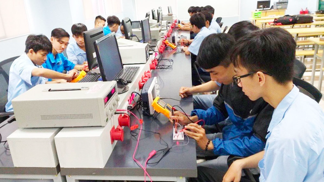 Bỏ khái niệm trường trung cấp: Bằng trung học nghề bình đẳng với THPT? - Ảnh 1.