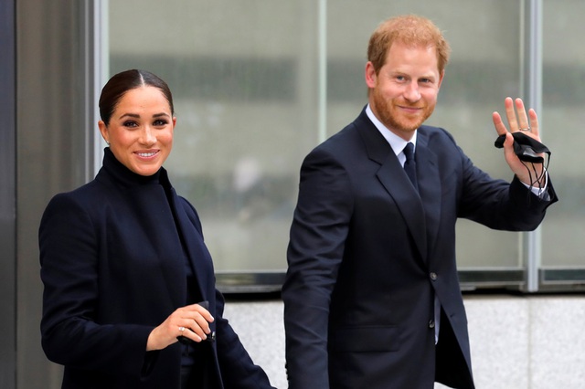 Hoàng tử Harry và Meghan Markle ủng hộ vợ chồng Brooklyn Beckham sau rạn nứt gia đình - Ảnh 1.