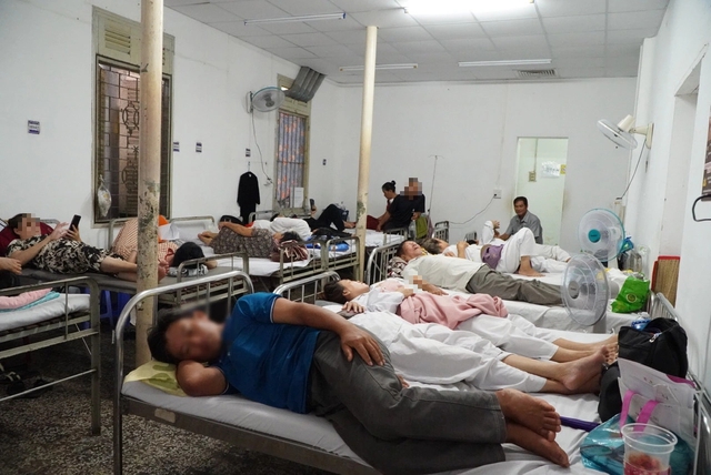 Nghĩa tình ' người cùng khổ ' tại bệnh viện Ung bướu Cần Thơ: Sát cánh bên nhau - Ảnh 2.