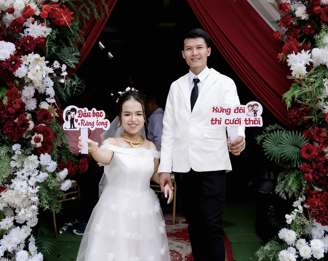 Cô gái tí hon và mối tình ‘cổ tích’