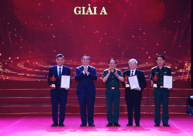 GS triết học đoạt giải cao nhất cuộc thi bảo vệ nền tảng tư tưởng của Đảng - Ảnh 2. GS triết học đoạt giải cao nhất cuộc thi bảo vệ nền tảng tư tưởng của Đảng - Ảnh 2.
