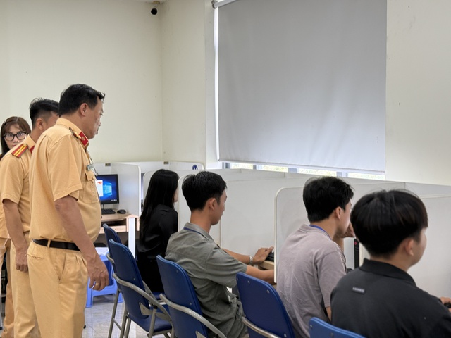 20 câu điểm liệt thi lý thuyết bằng lái xe máy từ ngày 1.6.2025 của Cục CSGT - Ảnh 2.