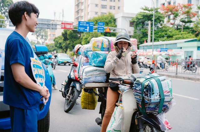 Những nụ cười m&aacute;t l&agrave;nh giữa trưa h&egrave; từ xe nước miễn ph&iacute; của Long Ch&acirc;u- Ảnh 4.