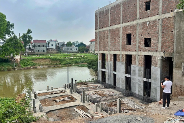 Nhà trái phép mọc nhan nhản ở vùng rốn lũ Hà Nội- Ảnh 2.