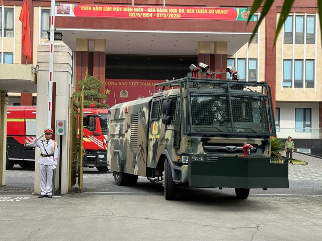 Tung quân trấn áp tội phạm đường phố, giữ an toàn du khách mùa cao điểm- Ảnh 2. Tung quân trấn áp tội phạm đường phố, giữ an toàn du khách mùa cao điểm- Ảnh 2.