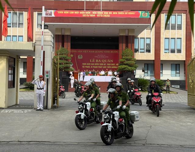 Tung quân trấn áp tội phạm đường phố, giữ an toàn du khách mùa cao điểm- Ảnh 5. Tung quân trấn áp tội phạm đường phố, giữ an toàn du khách mùa cao điểm- Ảnh 5.