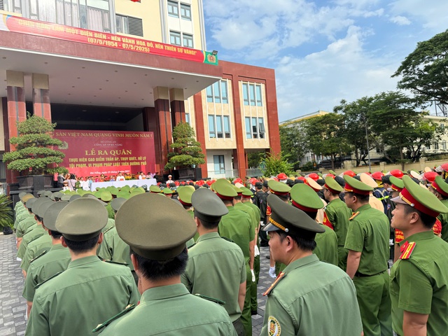 Tung quân trấn áp tội phạm đường phố, giữ an toàn du khách mùa cao điểm- Ảnh 3. Tung quân trấn áp tội phạm đường phố, giữ an toàn du khách mùa cao điểm- Ảnh 3.