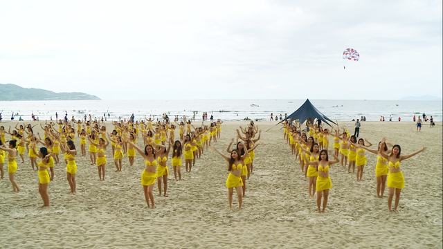 Flashmob bikini, zumba và đồng diễn yoga ở lễ hội Tận hưởng Đà Nẵng- Ảnh 3. Flashmob bikini, zumba và đồng diễn yoga ở lễ hội Tận hưởng Đà Nẵng- Ảnh 3.