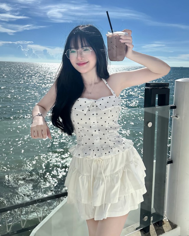 Biến hóa phong cách hè với các kiểu họa tiết chấm bi, hoa lá trẻ trung Biến hóa phong cách hè với các kiểu họa tiết chấm bi, hoa lá trẻ trung