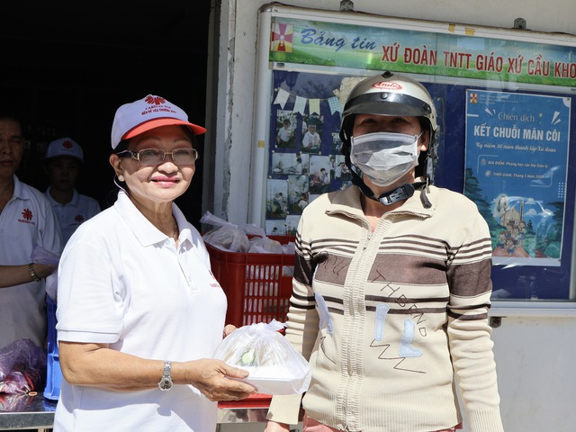 Bữa cơm nhà thờ đậm vị tử tế ở TP.HCM, khiến người nhận khóc vì được thương- Ảnh 13. Bữa cơm nhà thờ đậm vị tử tế ở TP.HCM, khiến người nhận khóc vì được thương- Ảnh 13.