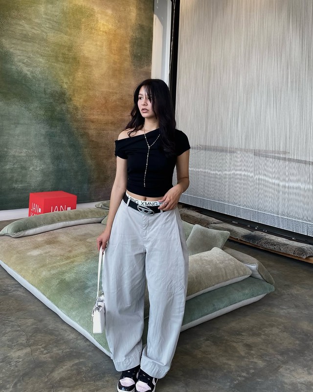 Áo lệch vai, chiếc áo không thể thiếu cho hè này- Ảnh 4. Áo lệch vai, chiếc áo không thể thiếu cho hè này- Ảnh 4.