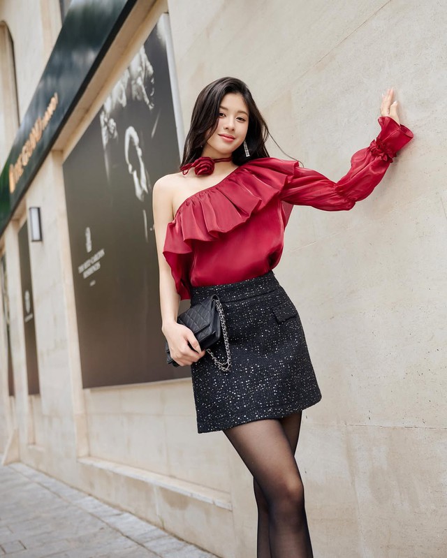 Áo lệch vai, chiếc áo không thể thiếu cho hè này- Ảnh 7. Áo lệch vai, chiếc áo không thể thiếu cho hè này- Ảnh 7.