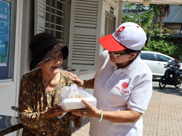 Bữa cơm nhà thờ đậm vị tử tế ở TP.HCM, khiến người nhận khóc vì được thương- Ảnh 17. Bữa cơm nhà thờ đậm vị tử tế ở TP.HCM, khiến người nhận khóc vì được thương- Ảnh 17.