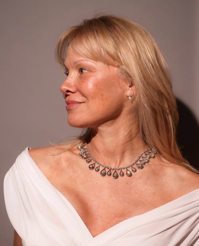 Mỹ nhân 'Playboy' Pamela Anderson giải thích về mái tóc 'xấu lạ' tại Met Gala - Ảnh 2.