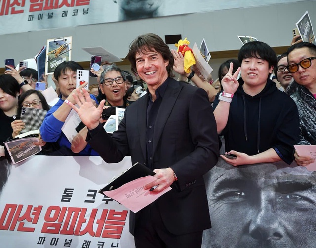 Tom Cruise trèo lên nóc trực thăng giao lưu với người hâm mộ- Ảnh 3. Tom Cruise trèo lên nóc trực thăng giao lưu với người hâm mộ- Ảnh 3.