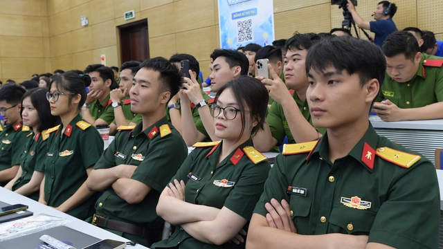 Olympic tiếng Anh 2025: Cán bộ trẻ Việt Nam vươn ra thế giới - Ảnh 4. Olympic tiếng Anh 2025: Cán bộ trẻ Việt Nam vươn ra thế giới - Ảnh 4.