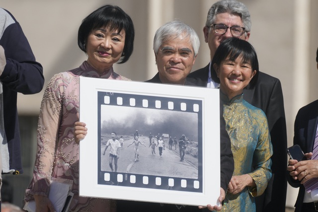 World Press Photo ngừng ghi nhận Nick Út là tác giả bức ảnh 'Em bé Napalm'- Ảnh 2. World Press Photo ngừng ghi nhận Nick Út là tác giả bức ảnh 'Em bé Napalm'- Ảnh 2.