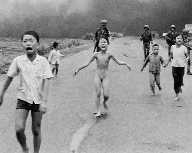 World Press Photo ngừng ghi nhận Nick Út là tác giả bức ảnh 'Em bé Napalm'- Ảnh 1. World Press Photo ngừng ghi nhận Nick Út là tác giả bức ảnh 'Em bé Napalm'- Ảnh 1.