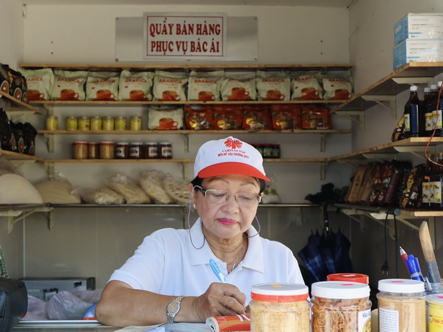 Bữa cơm nhà thờ đậm vị tử tế ở TP.HCM, khiến người nhận khóc vì được thương- Ảnh 3. Bữa cơm nhà thờ đậm vị tử tế ở TP.HCM, khiến người nhận khóc vì được thương- Ảnh 3.