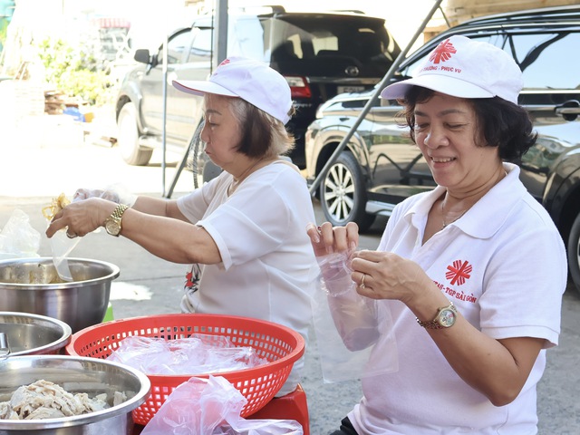 Bữa cơm nhà thờ đậm vị tử tế ở TP.HCM, khiến người nhận khóc vì được thương- Ảnh 12. Bữa cơm nhà thờ đậm vị tử tế ở TP.HCM, khiến người nhận khóc vì được thương- Ảnh 12.