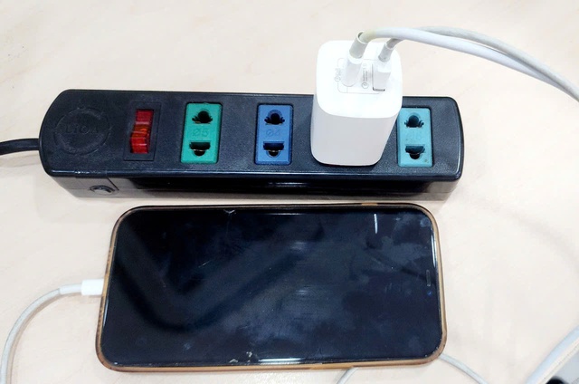 Nữ nhân viên văn phòng bị điện giật bất tỉnh khi sạc điện thoại Nữ nhân viên văn phòng bị điện giật bất tỉnh khi sạc điện thoại