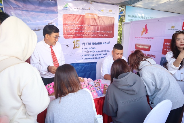 Hàng ngàn sinh viên đến với ngày hội việc làm – DLU Job Fair 2025 - Ảnh 5. Hàng ngàn sinh viên đến với ngày hội việc làm – DLU Job Fair 2025 - Ảnh 5.