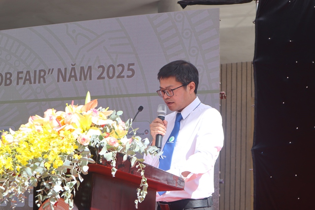 Hàng ngàn sinh viên đến với ngày hội việc làm – DLU Job Fair 2025 - Ảnh 2. Hàng ngàn sinh viên đến với ngày hội việc làm – DLU Job Fair 2025 - Ảnh 2.
