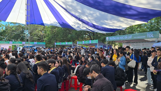 Hàng ngàn sinh viên đến với ngày hội việc làm – DLU Job Fair 2025 - Ảnh 3. Hàng ngàn sinh viên đến với ngày hội việc làm – DLU Job Fair 2025 - Ảnh 3.