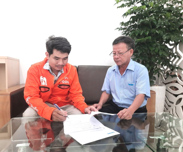 Trao tiền giúp các hoàn cảnh khó khăn, bệnh tật Trao tiền giúp các hoàn cảnh khó khăn, bệnh tật