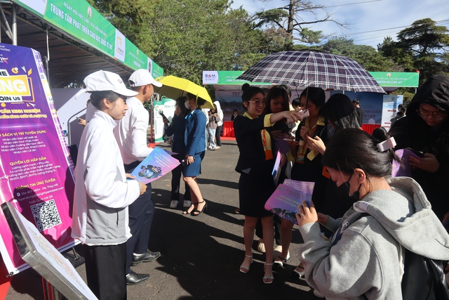 Hàng ngàn sinh viên đến với ngày hội việc làm – DLU Job Fair 2025 - Ảnh 6. Hàng ngàn sinh viên đến với ngày hội việc làm – DLU Job Fair 2025 - Ảnh 6.