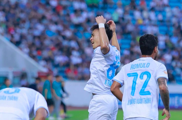 HAGL thành ‘siêu nhân’ nếu thắng được Nam Định ngay tại Thiên Trường: Cả V-League hồi hộp - Ảnh 2. HAGL thành ‘siêu nhân’ nếu thắng được Nam Định ngay tại Thiên Trường: Cả V-League hồi hộp - Ảnh 2.