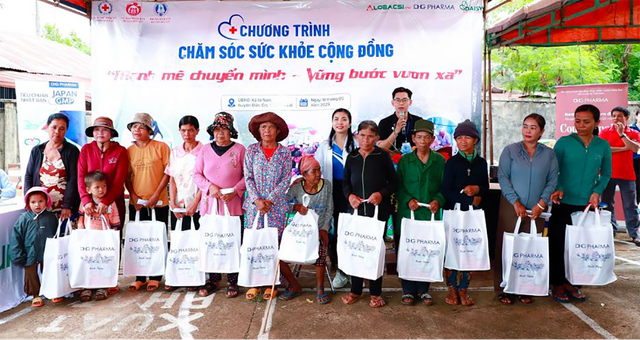 Mang y tế về biên giới - DHG Pharma tiên phong chăm sóc sức khỏe cộng đồng- Ảnh 3. Mang y tế về biên giới - DHG Pharma tiên phong chăm sóc sức khỏe cộng đồng- Ảnh 3.