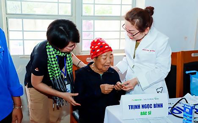 Mang y tế về biên giới - DHG Pharma tiên phong chăm sóc sức khỏe cộng đồng- Ảnh 4. Mang y tế về biên giới - DHG Pharma tiên phong chăm sóc sức khỏe cộng đồng- Ảnh 4.