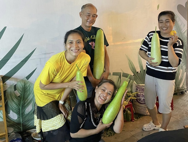Gia đình trồng rau sạch trên sân thượng ở TP.HCM: Ăn không xuể, thích đem cho - Ảnh 11.