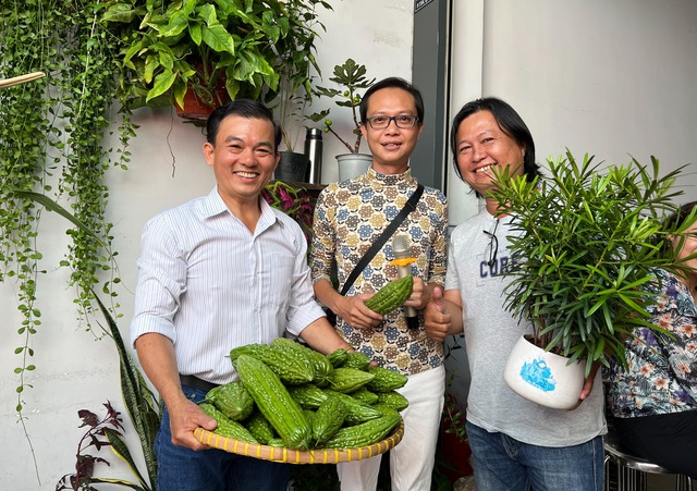 Gia đình trồng rau sạch trên sân thượng ở TP.HCM: Ăn không xuể, thích đem cho - Ảnh 12.