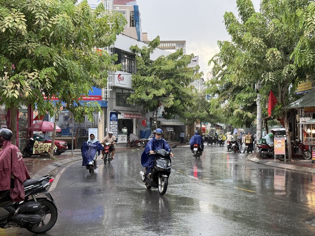 Thời tiết TP.HCM: Nắng nóng giảm, mưa giông xuất hiện nhiều vào chiều tối - Ảnh 3.