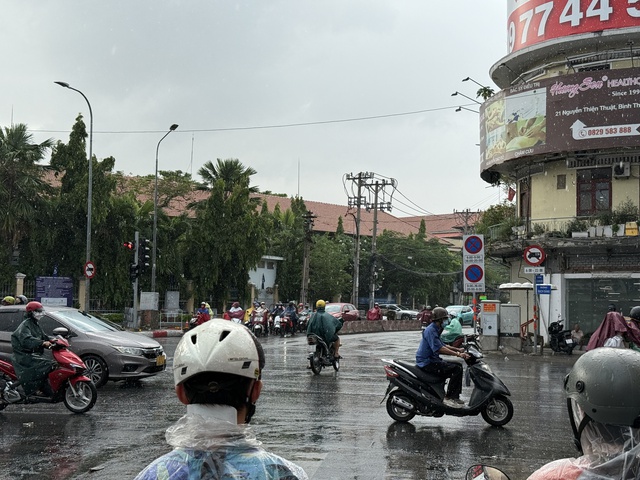 Thời tiết TP.HCM: Nắng nóng giảm, mưa giông xuất hiện nhiều vào chiều tối - Ảnh 2.