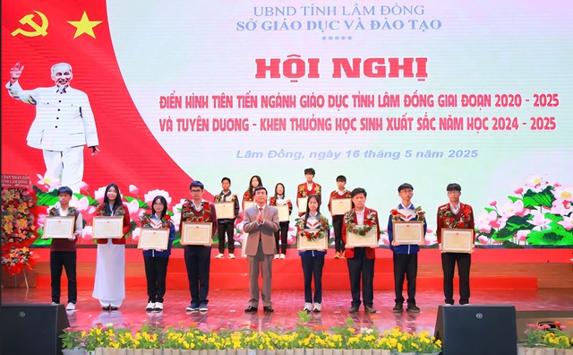 Chủ tịch UBND tỉnh Lâm Đồng yêu cầu ngành giáo dục đẩy mạnh chuyển đổi số Chủ tịch UBND tỉnh Lâm Đồng yêu cầu ngành giáo dục đẩy mạnh chuyển đổi số