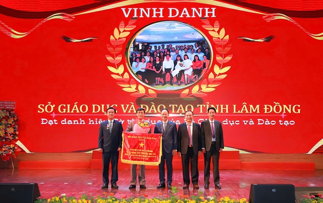 Lâm Đồng tuyên dương học sinh xuất sắc và điển hình tiên tiến ngành Giáo dục - Ảnh 3. Lâm Đồng tuyên dương học sinh xuất sắc và điển hình tiên tiến ngành Giáo dục - Ảnh 3.
