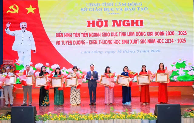 Lâm Đồng tuyên dương học sinh xuất sắc và điển hình tiên tiến ngành Giáo dục - Ảnh 2. Lâm Đồng tuyên dương học sinh xuất sắc và điển hình tiên tiến ngành Giáo dục - Ảnh 2.