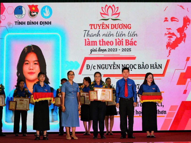 Tỉnh đoàn Bình Định tuyên dương 49 thanh niên tiên tiến làm theo lời Bác Tỉnh đoàn Bình Định tuyên dương 49 thanh niên tiên tiến làm theo lời Bác