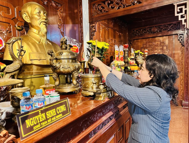 Phó chủ tịch nước Võ Thị Ánh Xuân dâng hương tại Bảo tàng Quang Trung - Ảnh 2.