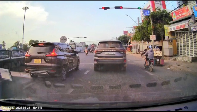 Người dân cung cấp clip xe vượt đèn đỏ, tài xế bị phạt 19 triệu đồng Người dân cung cấp clip xe vượt đèn đỏ, tài xế bị phạt 19 triệu đồng