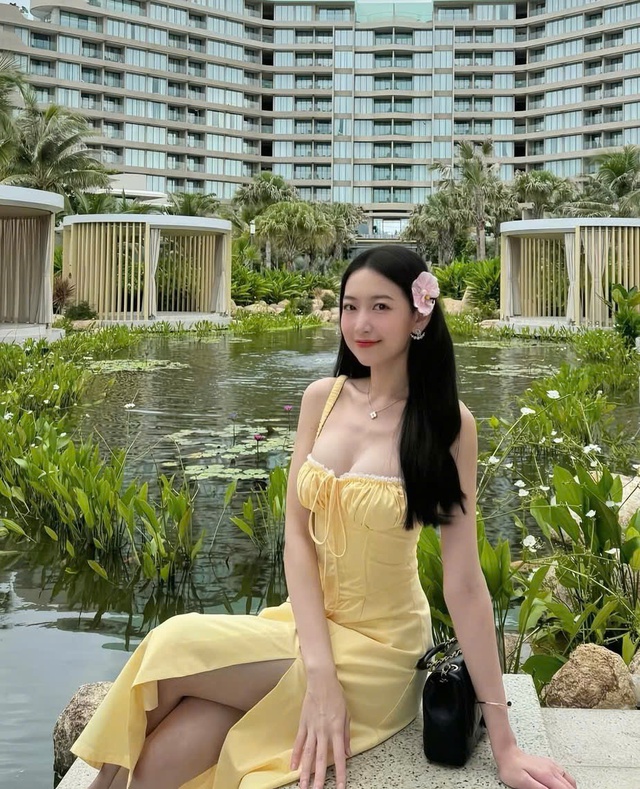 Sắm ngay sắc vàng cho tủ đồ ngày hè thêm bắt mắt- Ảnh 3. Sắm ngay sắc vàng cho tủ đồ ngày hè thêm bắt mắt- Ảnh 3.